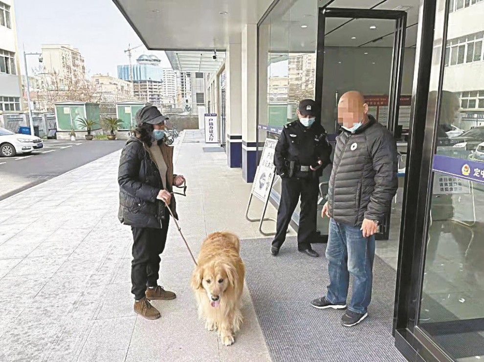 独居老人丢狗后茶饭不思 民警苦寻多日找到宠物