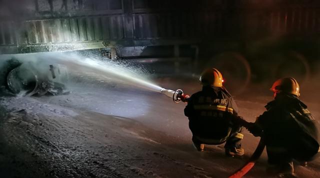 一货车高速自燃起火 达州消防紧急救援