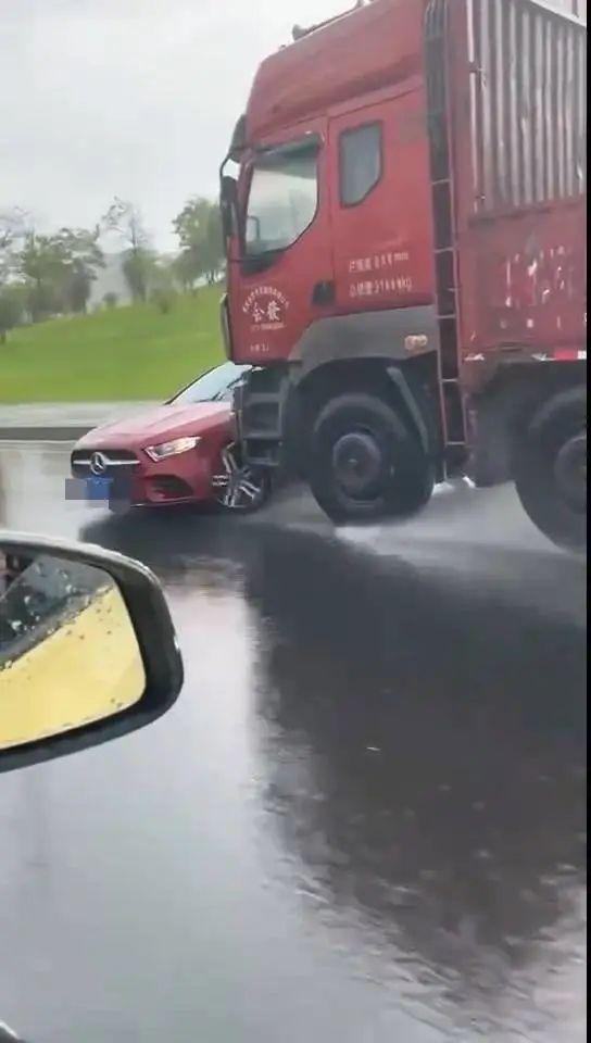 大货车雨中顶推奔驰行驶！交警通报：货车司机有4分钟在打电话