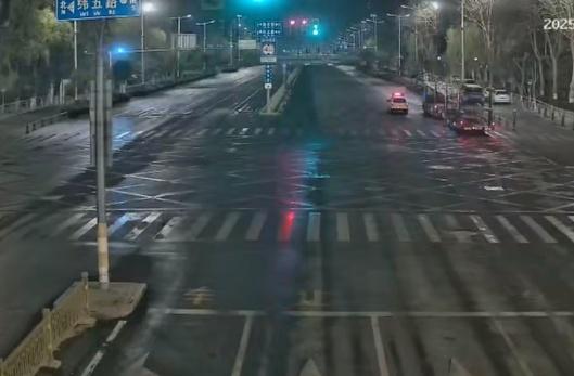 济南街头，大货车司机凌晨闯卡逃逸，警方布控拦截