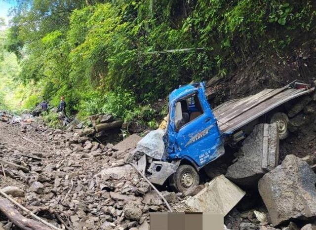 台湾南投县产业道路崩塌 小货车“坠百米深谷”酿1死1伤