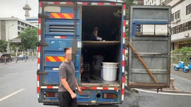 货车爆改“上下铺”！卖菜累了这样躺，很危险……