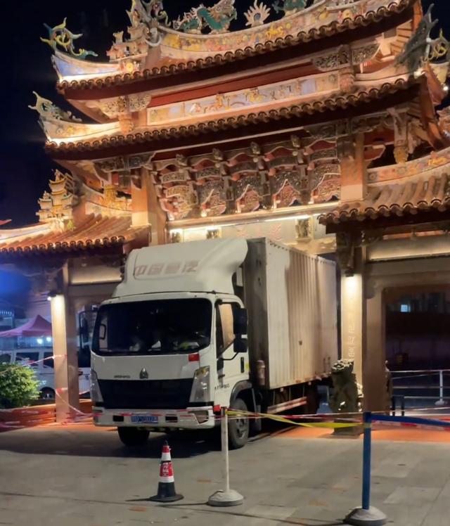 货车卡在牌坊下进退不得 厦门一地回应：牌坊不是文物 现场还在处理中