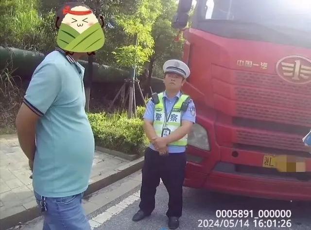 后怕！大货车\u0026#34;S型\u0026#34;走位！拦停后交警惊出一身冷汗……